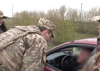 Вручение повестки, скриншот: YouTube