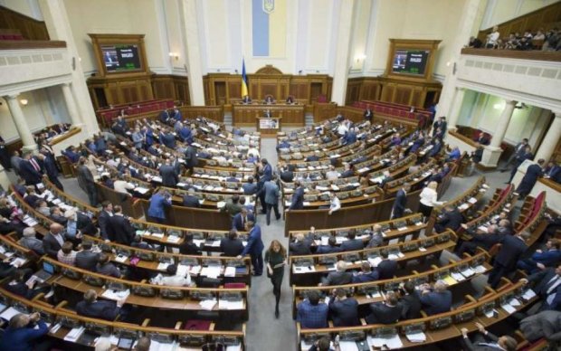 Ублажали свои хотелки: сколько украинские чиновники потратили на "командировки"