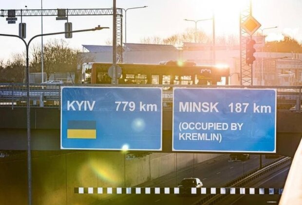 "Минск, оккупированный Кремлем": в Вильнюсе установили новые дорожные знаки в поддержку Украины