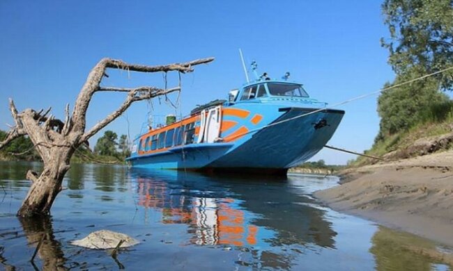 В Киеве заработал катер на подводных крыльях (фото)