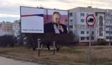 Білборд з Путіним облили фарбою у Керчі
