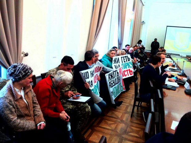 "Это свинство и бесконечное хамство!" - депутаты взбесили киевлян, требуют разогнать бесполезное сборище