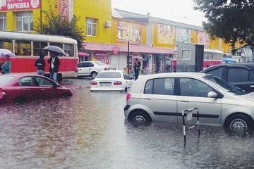 Машины ушли под воду из-за дождя в Киеве (фото)