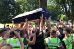 Розлючені українці принесли під Раду домовину - "Спочивай з миром"