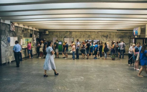 В Киеве закрыли станцию метро: на месте работают полицейские и спасатели
