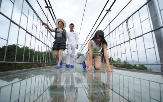 Китайцы создали прогулочную дорожку над бездной: видео