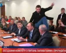 Потерпілий від ноги Парасюка не отримає 100 тис грн