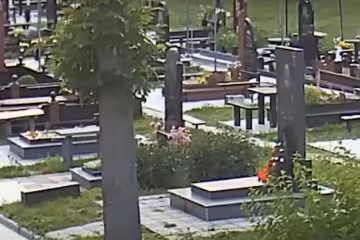 Тернополяне с косами заполонили кладбища - герои будут спать спокойно
