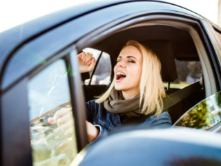 Женщина за рулем / фото: Pixabay