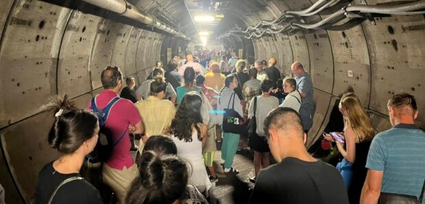 Сотни пассажиров пришлось эвакуировать из поезда