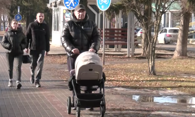 Допомога на дитину. Фото: скрін youtube