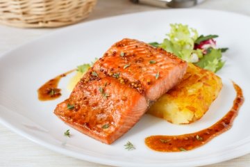 Форель на пару с клюквенно-медовым соусом