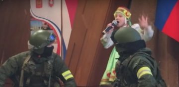 Вакханалия по-крымски: девочка спела "зеленым человечкам" с автоматами