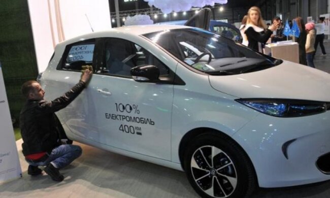 У Києві почалась виставка електрокарів