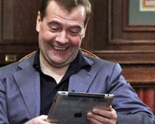 Медведєв видалив Крим: як "медвед" Twitter почистив