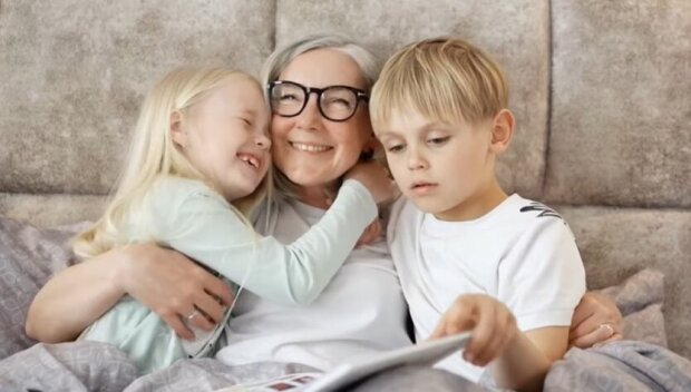 Пенсіонерка з онуками. Фото: Хвиля
