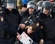 Російські копи вчилися розганяти мітинги на студентах