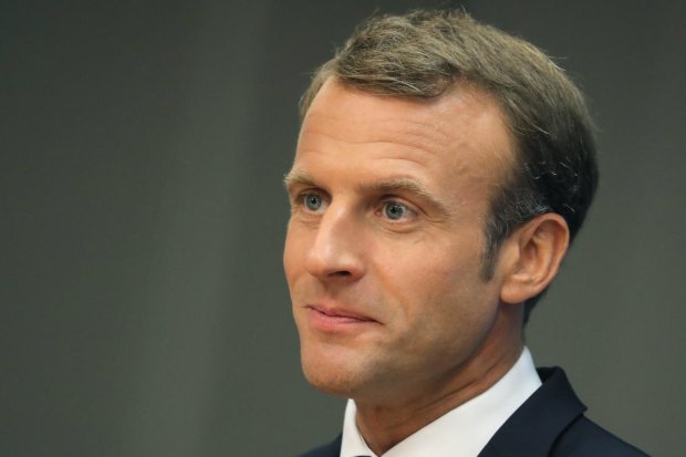 Оголений хлопець втягнув у скандал президента Франції