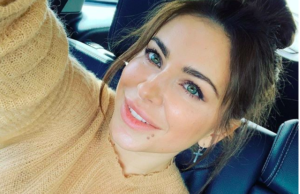 Лорак опозорилась фото с книгой: ну и поза, куда в ботинках