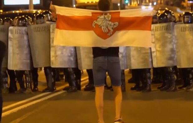 Біло-червоно-білий прапор став символом протестів у Білорусі: звідки він пішов і що означає