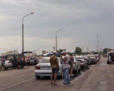 Блокада изнутри: оккупанты часами маринуют людей в очереди на въезд в Крым