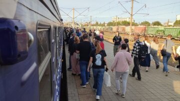 Затримки потягів з Дніпра: пасажири на вокзалі