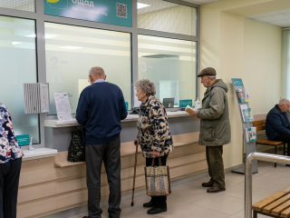 Пенсионеры в банке. Фото: сгенерированное ИИ