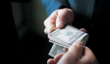Житомирський прокурор дерибанив хабарі порівну зі злочинцем
