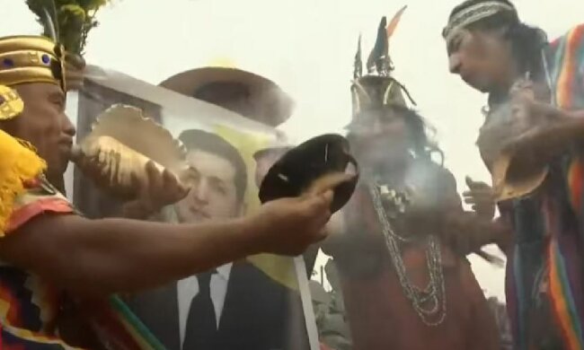 Ритуал шаманів з портретом Зеленського, скріншот: YouTube