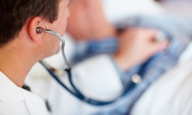 Звільнений головний лікар київського пологового будинку силою захопив кабінет