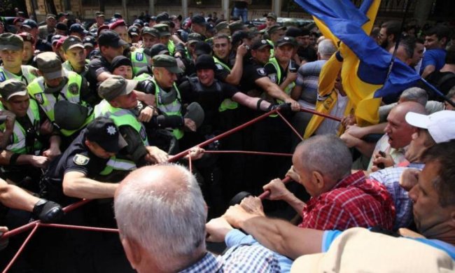 Сутички і "Банду, геть": як прихильники Саакашвілі під АП протестували