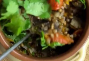 Горшочки с гречкой, кадр из видео