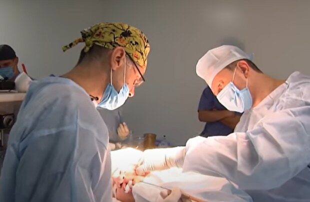 Хірурги. Фото: YouTube