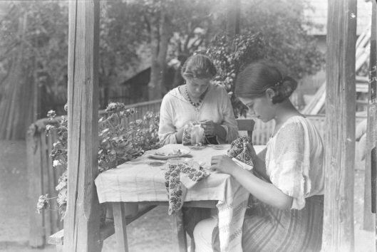 Мистические Карпаты "ожили" на столетних фото: как развлекались и работали гуцулы в сердце гор