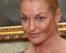 Волочкова позагорала на улице в одних трусах