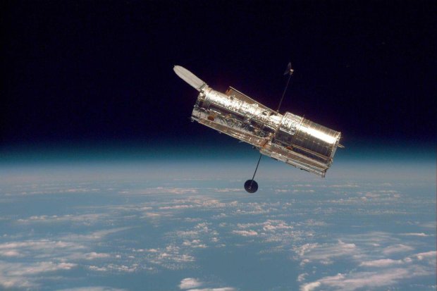 Hubble показал второй в истории “крест Эйнштейна”: космический снимок шокировал ученых