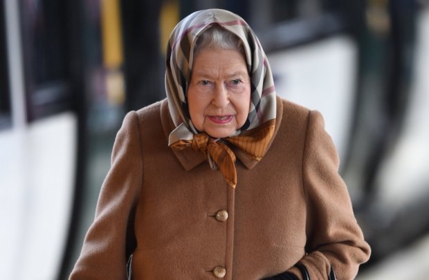 Королева Елизавета II сбежала из дворца: все дело в маленьких вредителях