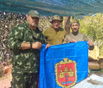 Герои из Хмельницкого установили украинский флаг под носом у боевиков и улыбнулись на камеру: "Привет, земляки"
