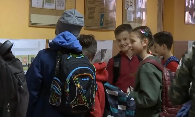 Обучение в школе, кадр из видео