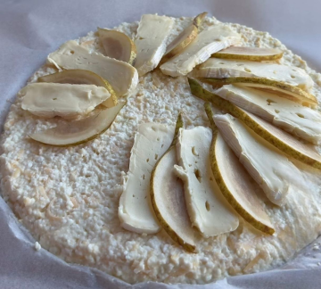 Сирна піца з грушею та брі: фото скрін рецепту