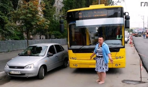 Водій тролейбуса дала прочуханки припаркованим машинам (відео)