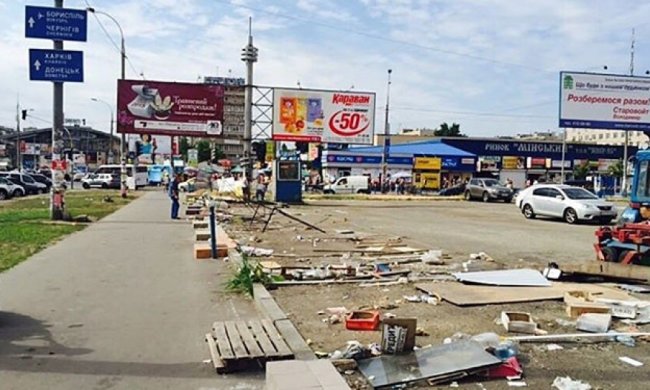 Біля метро «Мінська» демонтували 17 МАФів