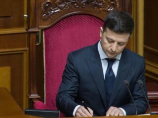 Владимир Зеленский подписывает бумаги, Nash.live