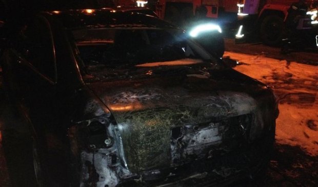 Неспокійна ніч: в Києві згоріло шість авто (фото)