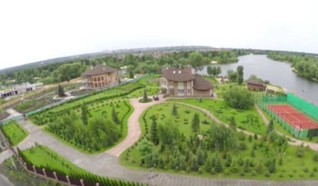 Под Киевом обнаружили гигантский дом экс-чиновника из КРУ (видео)