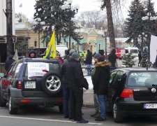 Новый закон о евробляхах заставил украинцев бросать машины прямо на границе. Домой – на своих двоих, шокирующие фотофакты