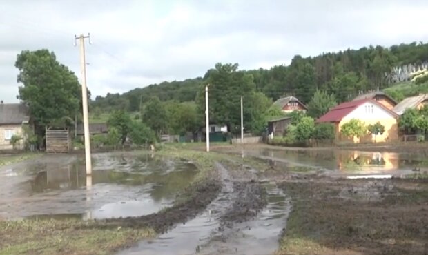 Большая вода отрезала город под Тернополем от цивилизации - без дорог и надежды
