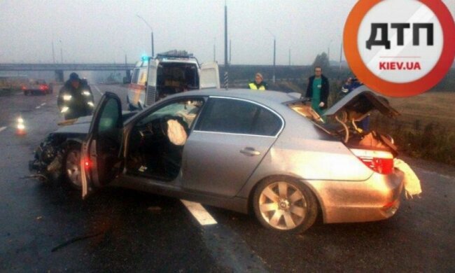 BMW врезался в ограждение под Киевом: пассажирка погибла (фото)