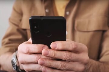 Смартфон. Фото: скрин youtube