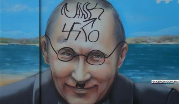 Путину пририсовали свастику и гитлеровские усики (фото) 
